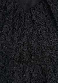 Renee - Czarna Wieczorowa Sukienka z Koronki Zdobiona Falbanami Lunetra. Typ kołnierza: dekolt w kształcie V. Kolor: czarny. Materiał: koronka. Wzór: aplikacja, koronka. Styl: wizytowy #5