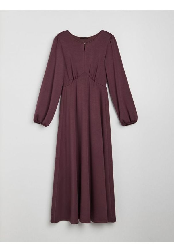 Sinsay - Sukienka midi z bufiastymi rękawami i marszczeniem z wiskozą - bordowy. Kolor: czerwony. Materiał: wiskoza. Długość: midi
