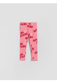 Reserved - Bawełniane legginsy z nadrukiem - różowy. Kolor: różowy. Materiał: bawełna. Wzór: nadruk
