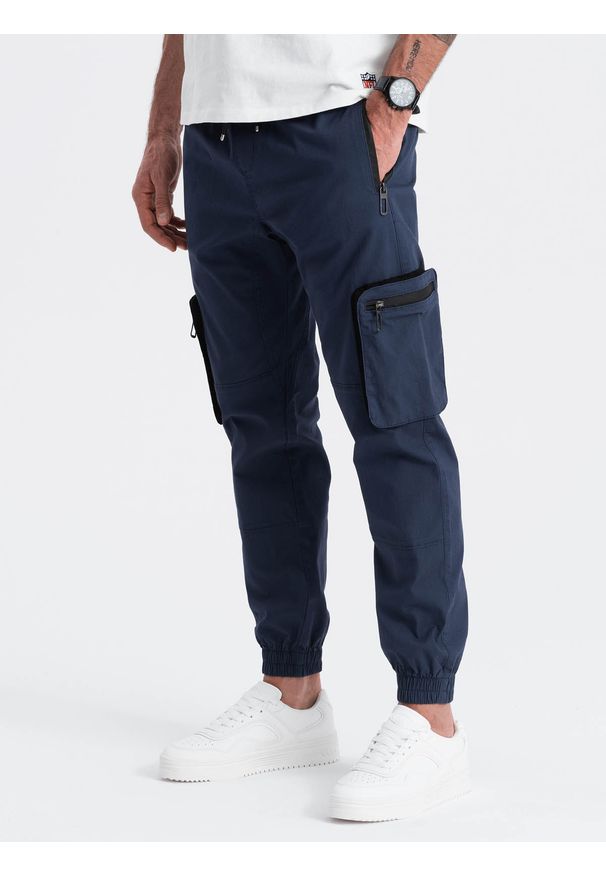Ombre Clothing - Męskie spodnie JOGGERY z zapinanymi kieszeniami cargo - granatowe V5 OM-PAJO-0135 - XXL. Kolor: niebieski. Materiał: bawełna, tkanina, guma, elastan. Wzór: nadruk