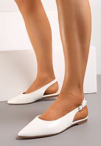 Born2be - Białe Płaskie Sandały bez Pięty Zapinane na Sprzączkę ze Szpiczastym Noskiem Ename. Nosek buta: szpiczasty. Zapięcie: sprzączka. Kolor: biały. Styl: klasyczny