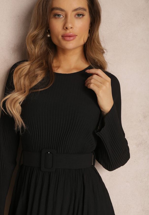 Renee - Czarna Sukienka Plisowana z Paskiem Phile. Kolor: czarny. Długość rękawa: długi rękaw. Styl: klasyczny. Długość: mini