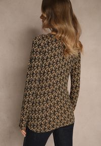 Renee - Brązowo-Czarna Bluzka Longsleeve z Bawełny Ozdobiony Literowym Wzorem Javelina. Okazja: na co dzień. Kolor: brązowy. Materiał: bawełna. Długość rękawa: długi rękaw. Wzór: aplikacja. Styl: elegancki, casual, klasyczny #5