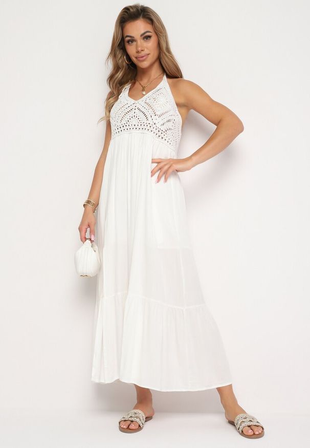 Born2be - Biała Wiskozowa Sukienka w Stylu Boho z Wiązaniem na Szyi Risalinda. Okazja: na plażę, na co dzień. Kolor: biały. Materiał: wiskoza. Wzór: aplikacja. Sezon: lato. Styl: boho