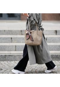 Shopperka z ozdobną wstążką Solier FL35 taupe beżowa. Kolor: szary. Sezon: lato. Materiał: skórzane. Styl: klasyczny, elegancki, casual. Rodzaj torebki: na ramię