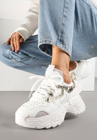 Born2be - Białe Sneakersy na Podeszwie z Tłoczeniami w Streetwearowym Stylu Vaniffia. Okazja: na co dzień. Kolor: biały. Materiał: jeans. Wzór: aplikacja #1