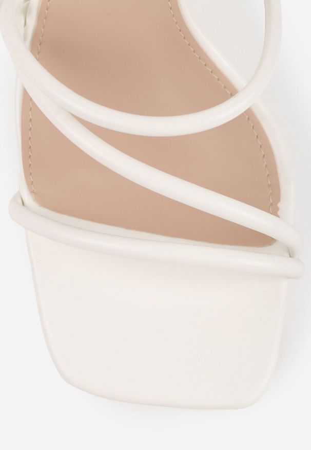 Renee - Białe Sandały na Klepsydrowej Szpilce Ozdobione Kwadratowym Noskiem Augurs. Okazja: na co dzień, na imprezę. Zapięcie: pasek. Kolor: biały. Materiał: satyna. Wzór: aplikacja. Obcas: na obcasie. Styl: casual. Wysokość obcasa: średni