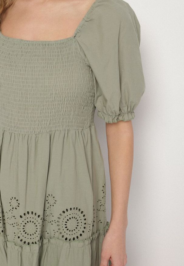 Born2be - Zielona Bawełniana Sukienka z Haftowanym Wzorem Iffanella. Okazja: na co dzień, na spacer. Kolor: zielony. Materiał: bawełna. Wzór: haft. Sezon: lato. Styl: casual, elegancki