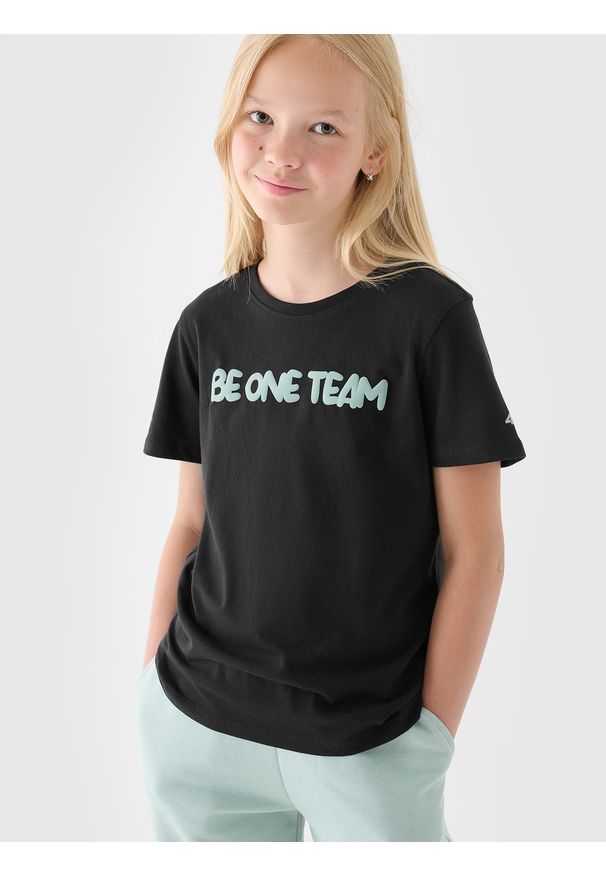4f - 4F T-shirt z nadrukiem dziewczęcy - czarny 122 (6-7 lat). Okazja: na co dzień. Kolor: czarny. Materiał: bawełna, jersey, dzianina. Długość rękawa: krótki rękaw. Długość: krótkie. Wzór: nadruk. Sezon: lato. Styl: sportowy, klasyczny, casual