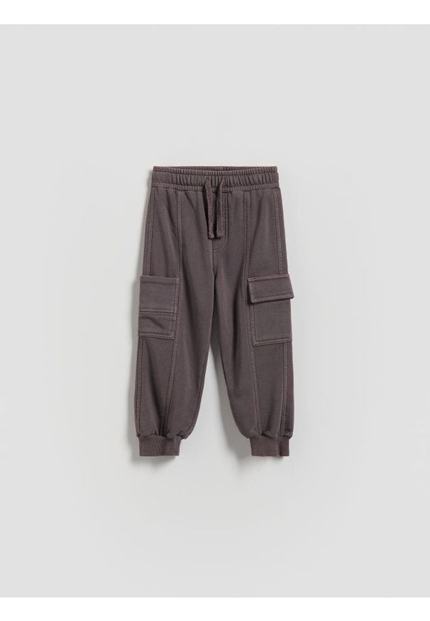 Reserved - Spodnie jogger cargo - ciemnofioletowy. Kolor: fioletowy. Materiał: bawełna, dzianina