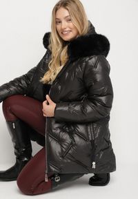 Born2be - Czarna Pikowana Kurtka z Kapturem z Odpinanym Futerkiem Sevea. Okazja: na spacer. Typ kołnierza: kaptur. Kolekcja: plus size. Kolor: czarny. Materiał: futro. Styl: sportowy, klasyczny #5