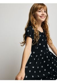 Reserved - Wzorzysta sukienka - czarny. Kolor: czarny. Materiał: dzianina #1