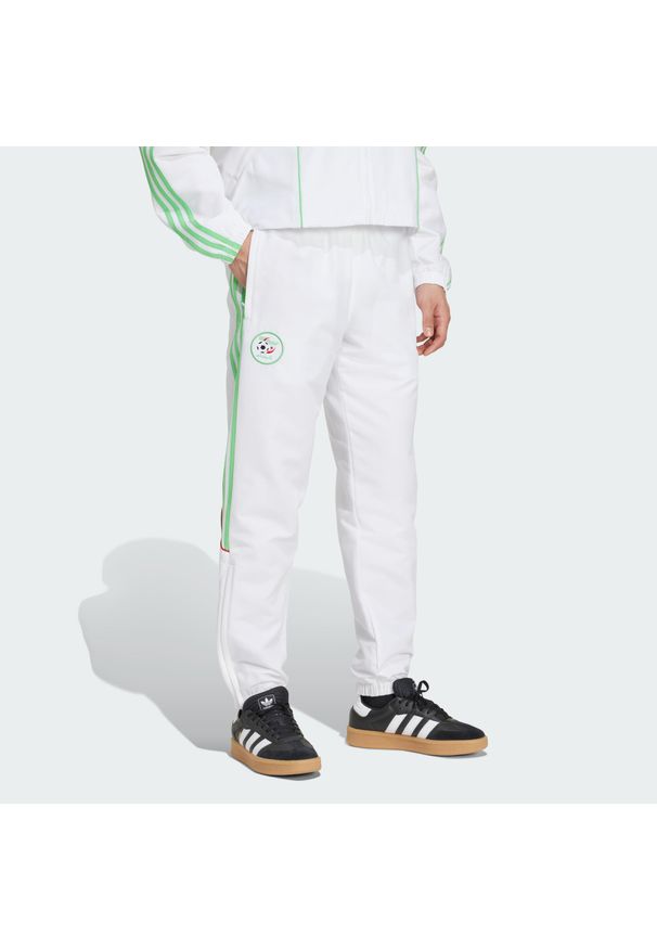 Adidas - Spodnie dresowe Algeria UBP. Kolor: biały. Materiał: dresówka. Sezon: lato. Sport: piłka nożna