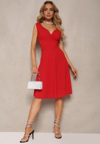 Renee - Czerwona Kopertowa Sukienka Wieczorowa na Ramiączkach Puremia. Kolor: czerwony. Materiał: jeans. Długość rękawa: na ramiączkach. Typ sukienki: kopertowe. Styl: wizytowy #4