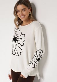 Born2be - Biały Sweter Ozdobiony Haftowanymi Kwiatami Halatusea. Okazja: na co dzień. Kolor: biały. Materiał: jeans. Wzór: kwiaty, aplikacja, haft. Styl: klasyczny, casual #4