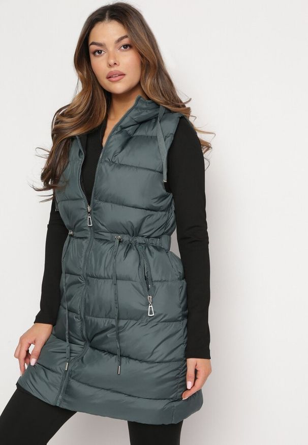 Born2be - Ciemnozielona Długa Kamizelka Dwustronna Zapinana na Suwak z Pikowaniem i Troczkiem w Pasie Heddemia. Kolor: zielony. Długość: długie. Wzór: gładki