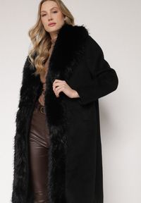 Born2be - Czarny Płaszcz Ozdobiony Odpinanym Futerkiem Lianossa. Okazja: na co dzień. Kolor: czarny. Materiał: futro. Wzór: aplikacja. Styl: casual, klasyczny