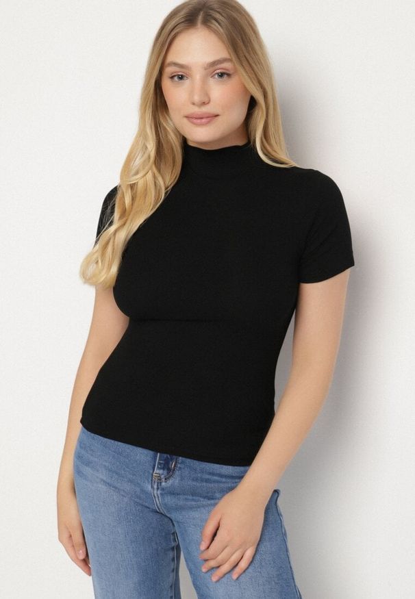 Born2be - Czarny Dopasowany T-shirt z Wiskozy z Golfem Isovera. Okazja: na spotkanie biznesowe, do pracy. Typ kołnierza: golf. Kolor: czarny. Materiał: wiskoza. Długość rękawa: krótki rękaw. Długość: krótkie. Wzór: aplikacja. Styl: biznesowy, elegancki