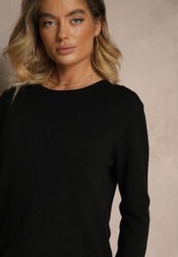 Renee - Czarny Sweter o Klasycznym Kroju z Ozdobnymi Guziczkami po Bokach Melornia. Okazja: na co dzień. Kolor: czarny. Styl: klasyczny #5