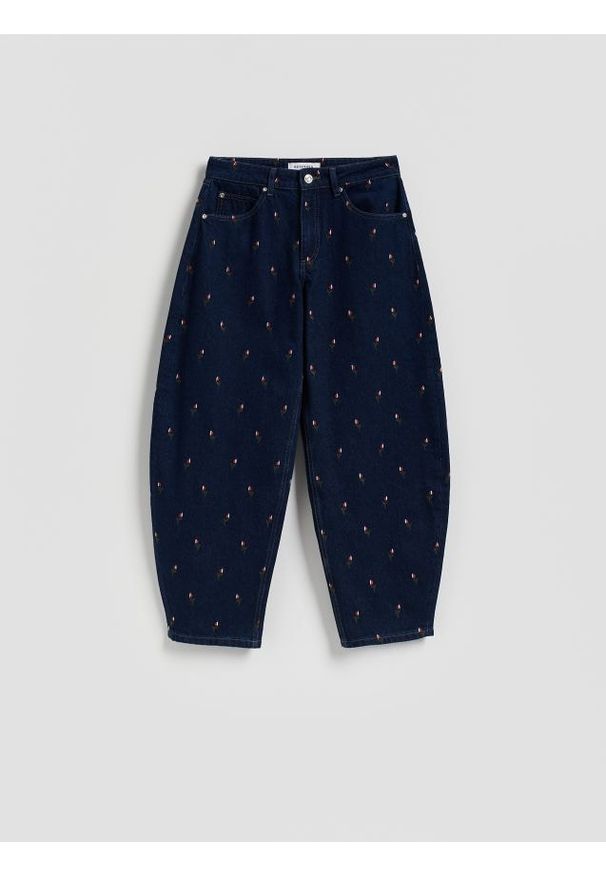Reserved - Jeansy barrel leg z haftem - granatowy. Kolor: niebieski. Wzór: haft
