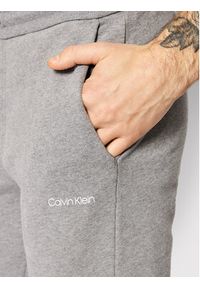 Calvin Klein Spodnie dresowe Small Logo K10K107954 Szary Regular Fit. Kolor: szary. Materiał: bawełna #4