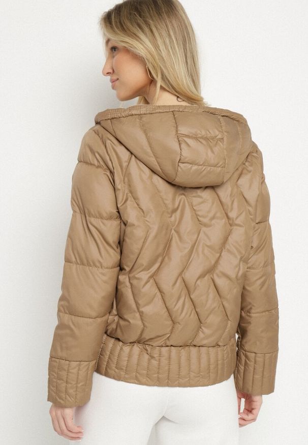 Born2be - Ciemnobeżowa Dwustronna Kurtka Pikowana z Kieszeniami i Kapturem Eralethra. Okazja: na co dzień, na spacer. Kolor: beżowy. Materiał: jeans. Długość rękawa: długi rękaw. Długość: długie. Wzór: aplikacja. Styl: casual, elegancki