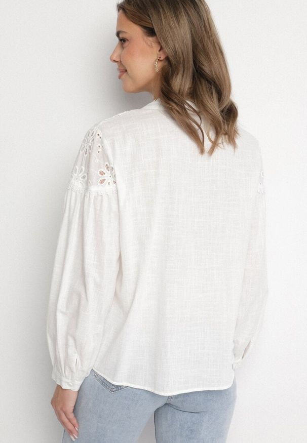 Born2be - Biała Bawełniana Koszula z Ozdobną Koronką Erivendra. Okazja: na co dzień. Typ kołnierza: dekolt w kształcie V. Kolor: biały. Materiał: bawełna, koronka. Długość rękawa: długi rękaw. Długość: długie. Wzór: koronka. Styl: casual, elegancki