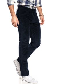 Wrangler - WRANGLER SPODNIE MĘSKIE GREENSBORO DARK NAVY W15QA2XAE. Materiał: sztruks #8