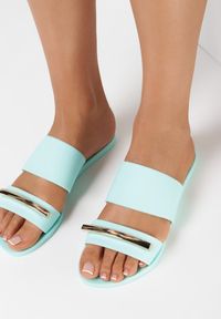 Born2be - Jasnoniebieskie Klapki Caesips. Nosek buta: okrągły. Kolor: niebieski. Materiał: guma. Wzór: aplikacja, jednolity. Styl: glamour #1