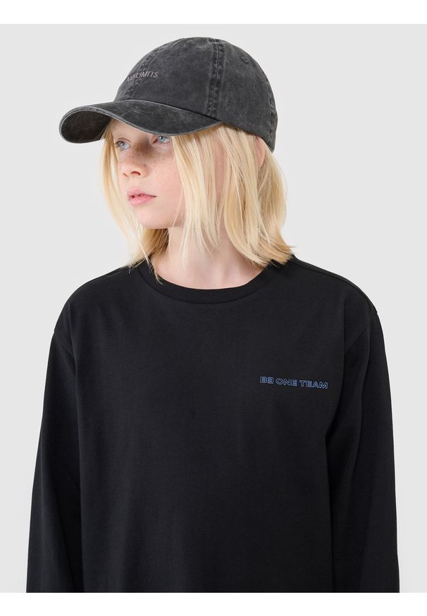 4f - 4F Longsleeve regular z nadrukiem chłopięcy - czarny 140 (9-10 lat). Okazja: na co dzień. Kolor: czarny. Materiał: bawełna, dzianina, jersey. Długość rękawa: długi rękaw. Długość: długie. Wzór: nadruk. Sezon: lato. Styl: casual, sportowy, klasyczny