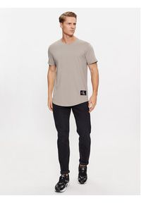 Calvin Klein Jeans T-Shirt J30J323482 Beżowy Regular Fit. Kolor: beżowy. Materiał: bawełna