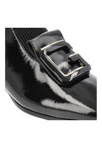 Czarne Botki S.Barski Stylowe Buty Damskie Z Broszką. Zapięcie: klamry. Kolor: czarny. Materiał: lakier, skóra. Sezon: zima, jesień. Obcas: na obcasie. Styl: elegancki. Wysokość obcasa: średni #8