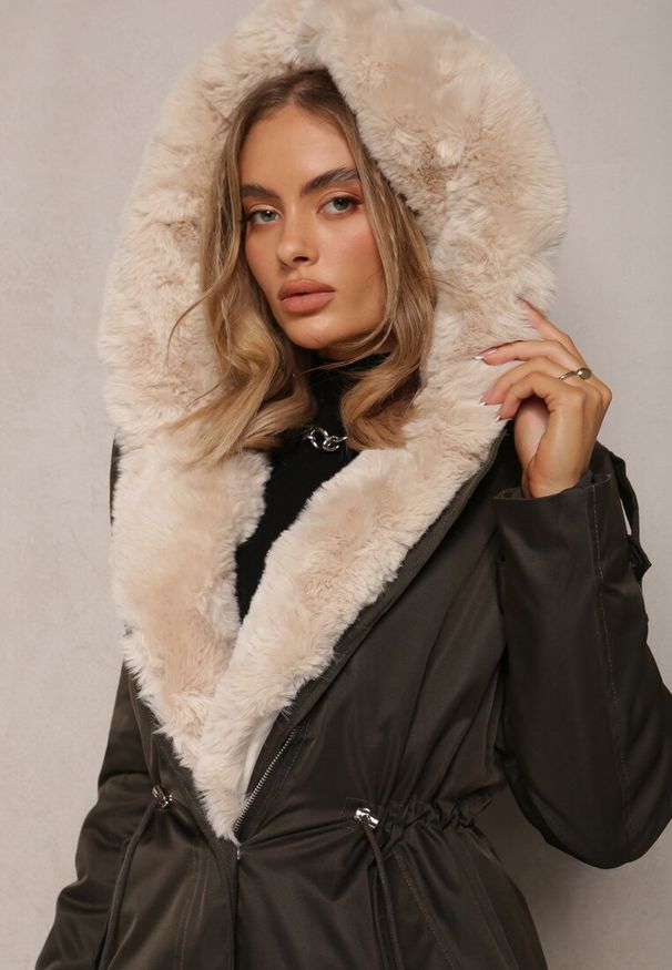 Renee - Ciemnozielona Długa Kurtka Parka Nylonowa Płaszcz z Futrzanymi Wstawkami Rinale. Kolor: zielony. Materiał: nylon, futro. Długość: długie