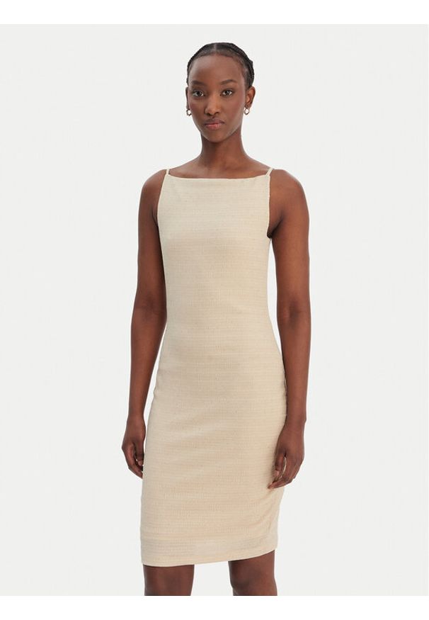 Guess Sukienka koktajlowa W6GKA1 K3488 Beżowy Slim Fit. Kolor: beżowy. Materiał: syntetyk. Styl: wizytowy