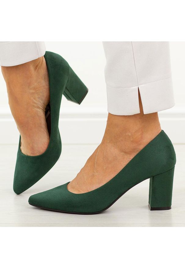 Zielone czółenka damskie na słupku Sergio Leone Pb414. Okazja: na co dzień, na spotkanie biznesowe. Kolor: zielony. Materiał: zamsz. Szerokość cholewki: normalna. Sezon: wiosna, jesień. Obcas: na słupku. Styl: biznesowy, elegancki, casual, klasyczny, wizytowy. Wysokość obcasa: średni