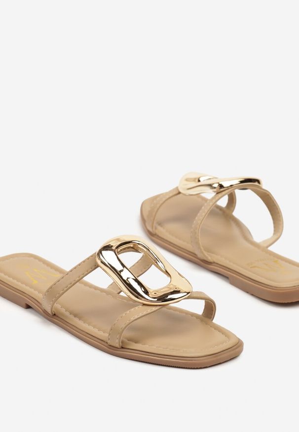 Renee - Ciemnobeżowe Płaskie Klapki z Geometryczną Okrągłą Klamerką Davivoria. Okazja: na co dzień. Nosek buta: okrągły. Kolor: beżowy. Wzór: geometria. Sezon: lato. Styl: casual, elegancki