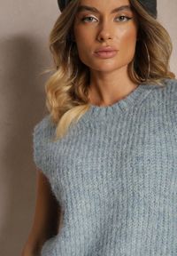 Renee - Niebieska Sweterkowa Kamizelka z Wełną z Prążkowanego Materiału Titheora. Okazja: na co dzień, na spotkanie biznesowe. Kolor: niebieski. Materiał: materiał, prążkowany, wełna. Długość rękawa: bez rękawów. Styl: biznesowy, elegancki, casual