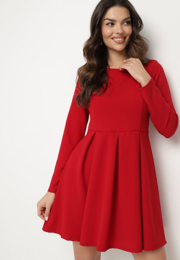 Born2be - Czerwona Elegancka Sukienka o Rozkloszowanym Kroju Temitonia. Kolor: czerwony. Długość rękawa: długi rękaw. Styl: elegancki