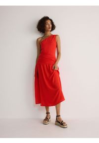 Reserved - Sukienka z głębokim wycięciem - czerwony. Kolor: czerwony. Materiał: tkanina. Wzór: gładki