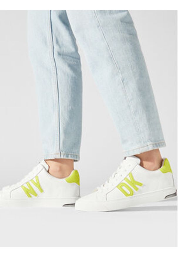 DKNY Sneakersy Abeni K1486950 Biały. Kolor: biały. Materiał: skóra