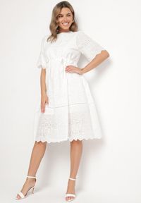 Born2be - Biała Bawełniana Ażurowa Sukienka Ozdobiona Paskiem Zelozi. Okazja: na co dzień. Kolor: biały. Materiał: bawełna. Wzór: aplikacja, ażurowy. Styl: casual, elegancki #1