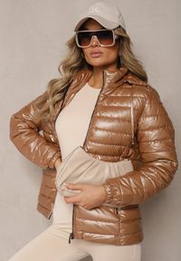 Renee - Ciemnobeżowa Kurtka Ozdobiona Pikowaniem z Odpinanym Kapturem Mivvera. Kolor: beżowy. Materiał: jeans. Wzór: aplikacja. Styl: sportowy #3