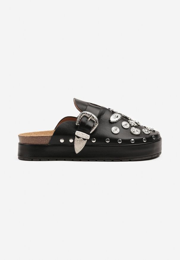 Born2be - Czarne Klapki Mule w Rockowym Stylu z Klamrami i Aplikacjami z Cyrkonii Aneldanis. Okazja: na co dzień. Nosek buta: okrągły. Kolor: czarny. Materiał: jeans, koronka. Wzór: aplikacja. Obcas: na obcasie. Styl: rockowy. Wysokość obcasa: niski