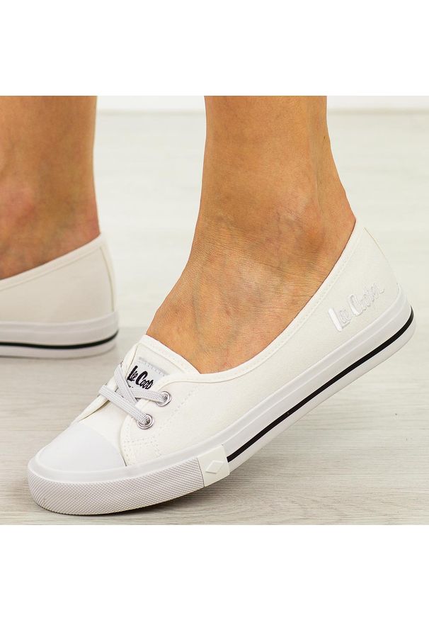 Białe tenisówki damskie Lee Cooper 4356. Okazja: na spacer. Zapięcie: bez zapięcia. Kolor: biały. Materiał: tkanina. Szerokość cholewki: normalna. Sezon: wiosna, jesień, lato. Styl: elegancki, klasyczny