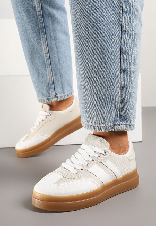 Renee - Biało-Beżowe Sneakersy Tenisówki Ozdobione Paskami Falaviela. Okazja: na co dzień. Zapięcie: pasek. Kolor: biały. Materiał: jeans, materiał, skóra. Wzór: aplikacja