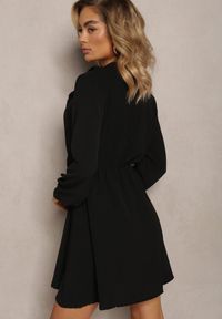 Renee - Czarna Mini Sukienka o Rozkloszowanym Fasonie z Falbankami i Gumką w Talii Beranzze. Typ kołnierza: kołnierz z falbankami. Kolor: czarny. Materiał: skóra. Długość rękawa: długi rękaw. Długość: mini #4