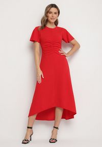 Born2be - Czerwona Rozkloszowana Sukienka Ozdobiona Marszczeniem Odallica. Kolor: czerwony. Wzór: aplikacja. Typ sukienki: rozkloszowane. Styl: elegancki #1