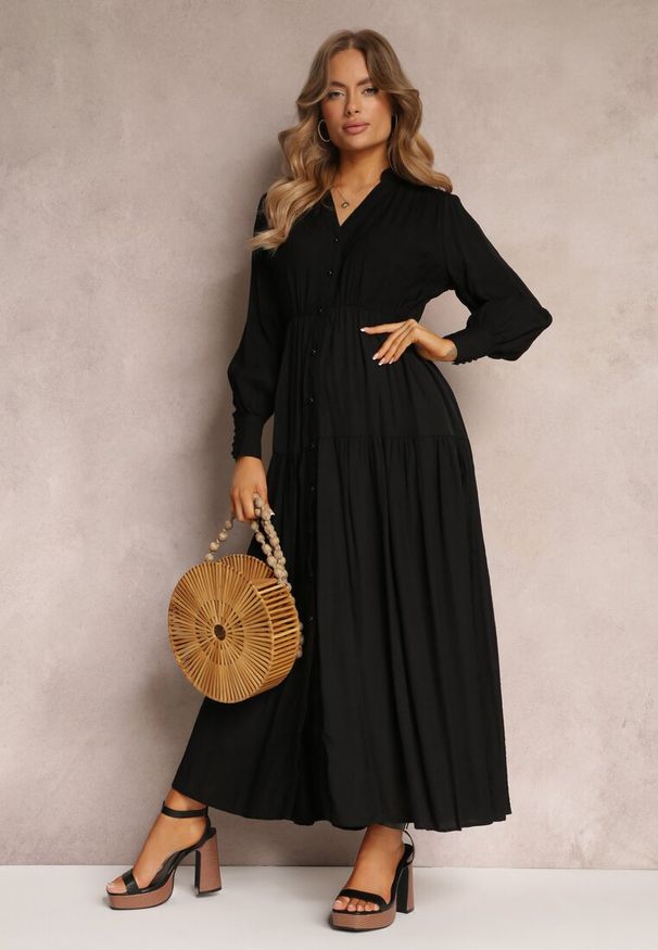 Renee - Czarna Rozkloszowana Sukienka z Gumką w Pasie i Ozdobnymi Guzikami Graziela. Okazja: na co dzień, na randkę. Typ kołnierza: dekolt w kształcie V. Kolor: czarny. Materiał: wiskoza, materiał. Długość rękawa: długi rękaw. Sezon: wiosna, lato. Typ sukienki: proste. Styl: klasyczny, casual