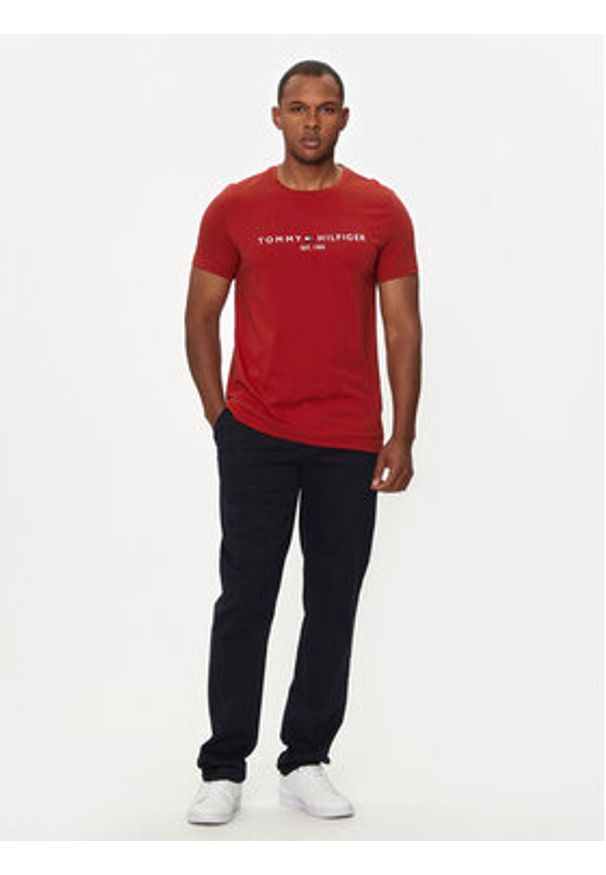 TOMMY HILFIGER - Tommy Hilfiger T-Shirt Logo MW0MW11797 Czerwony Regular Fit. Kolor: czerwony. Materiał: bawełna