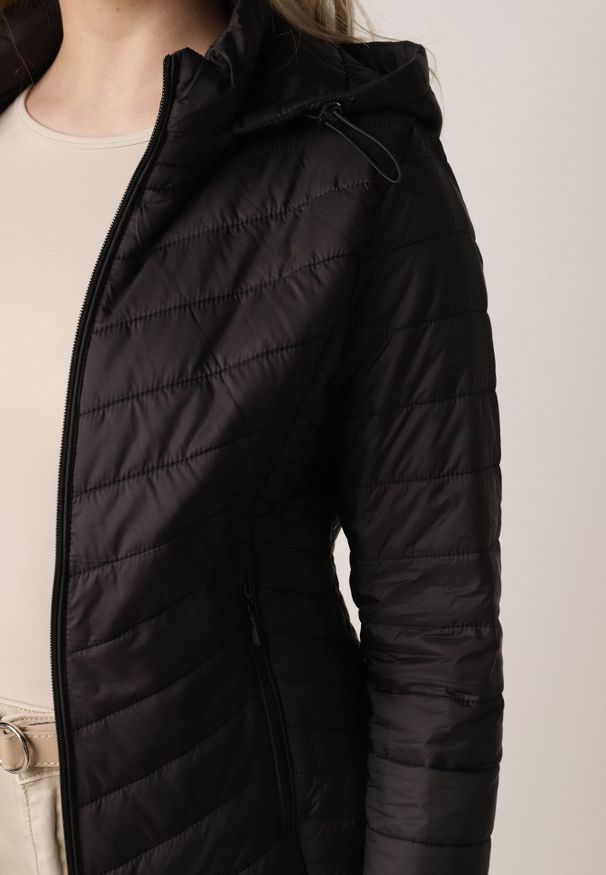 Born2be - Czarna Przejściowa Kurtka Pikowana z Odpinanym Kapturem Edrelith. Okazja: na co dzień. Kolor: czarny. Materiał: jeans, nylon. Styl: casual